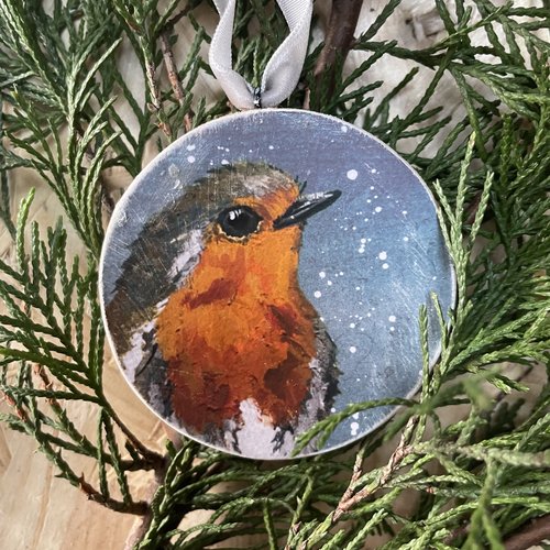 Robin circular decoration on top of a cedar branch.